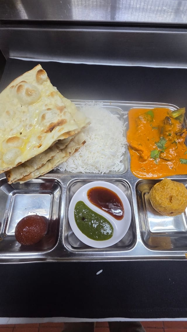 Thaali / Chicken Tikka Masala.
